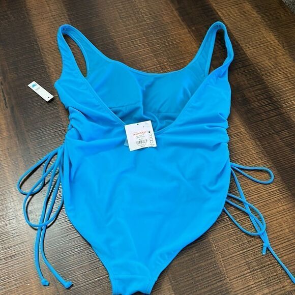 Beautiful high cut leg one piece - Picture 2 of 2